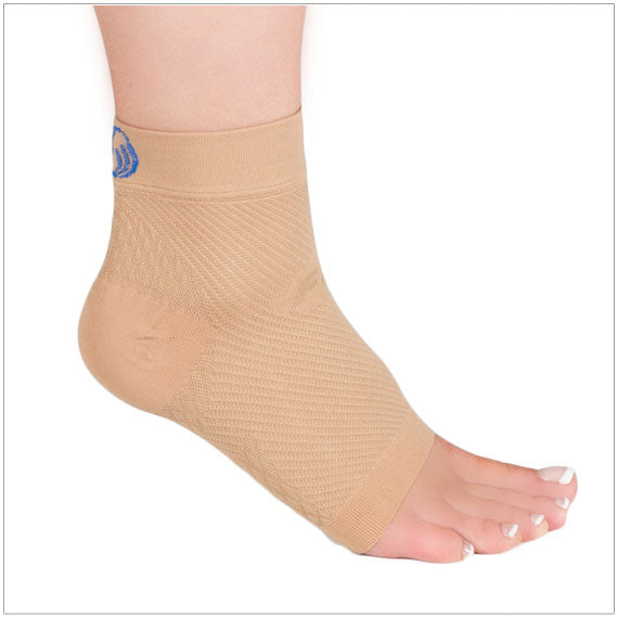 The FS6 Compression Foot Sleeve helps with the discomfort of Plantar Fasciitis, Heel Spurs, and Achilles Tendinitis. With its targeted support zones, it provides relief in all the right places.
